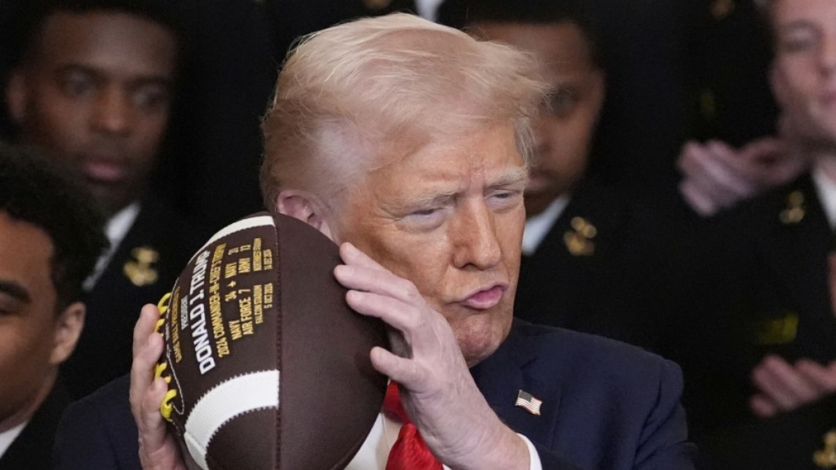 Donald Trump wurde erneut mit einem großen Bluterguss an der rechten Hand gesehen. Donald Trump wurde erneut mit einem großen Bluterguss an der rechten Hand gesehen. (Foto)