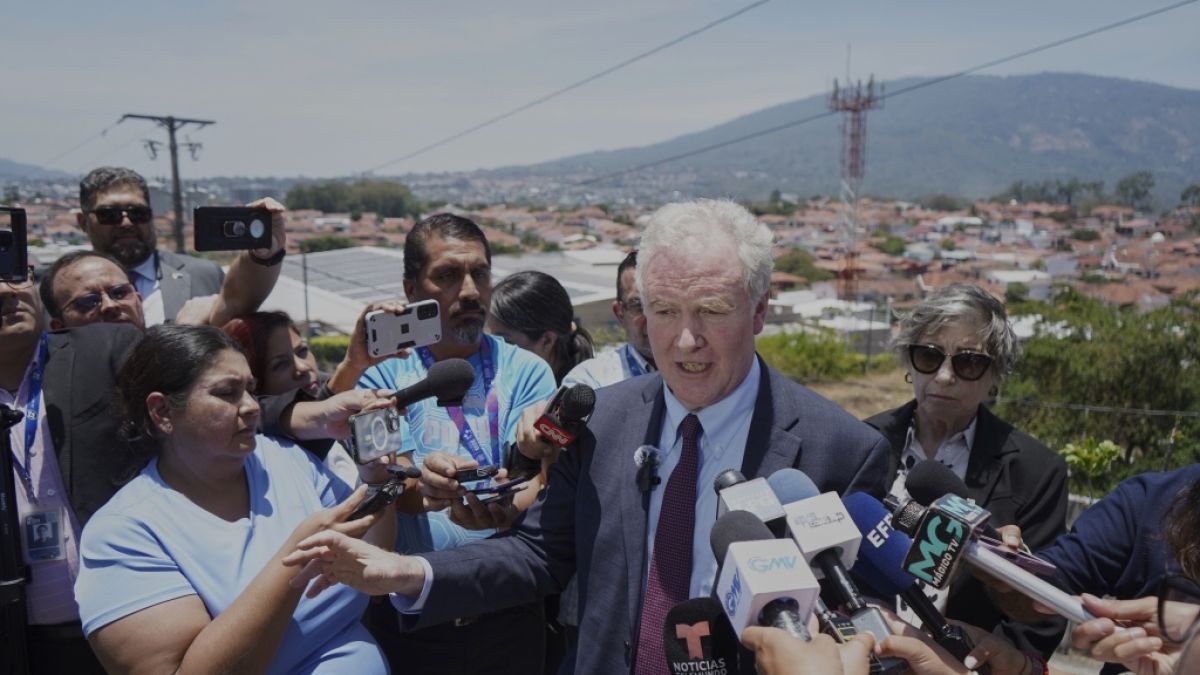 US-Senator Chris Van Hollen setzt sich in El Salvador persönlich für die Rückkehr eines Mannes ein, der aus den USA versehentlich in ein berüchtigtes Gefängnis des mittelamerikanischen Landes abgeschoben wurde. US-Senator Chris Van Hollen setzt sich in El Salvador persönlich für die Rückkehr eines Mannes ein, der aus den USA versehentlich in ein berüchtigtes Gefängnis des mittelamerikanischen Landes abgeschoben wurde. (Foto)