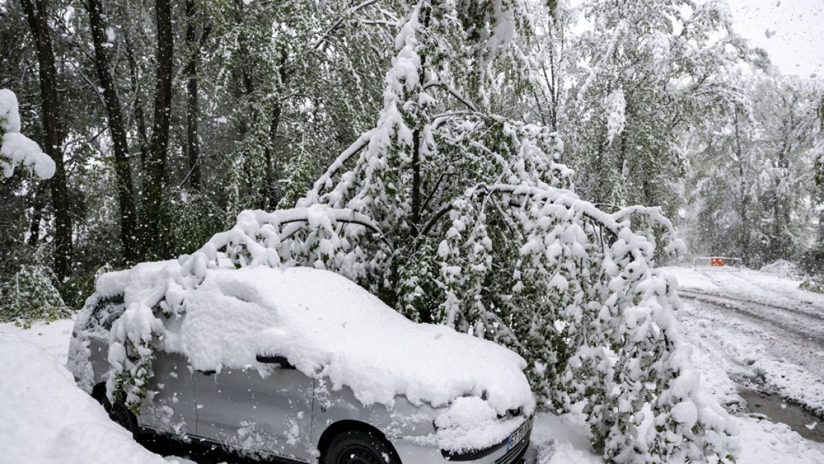 Ein Fahrzeug ist im Kanton Wallis mit Schnee bedeckt. Aufgrund der starken Niederschläge gilt im Wallis die höchste Unwetter-Gefahrenstufe. Ein Fahrzeug ist im Kanton Wallis mit Schnee bedeckt. Aufgrund der starken Niederschläge gilt im Wallis die höchste Unwetter-Gefahrenstufe. (Foto)