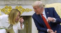 Italiens Ministerpräsidentin Giorgia Meloni spricht bei ihrem Treffen mit US-Präsident Donald Trump im Oval Office des Weißen Hauses in Washington.