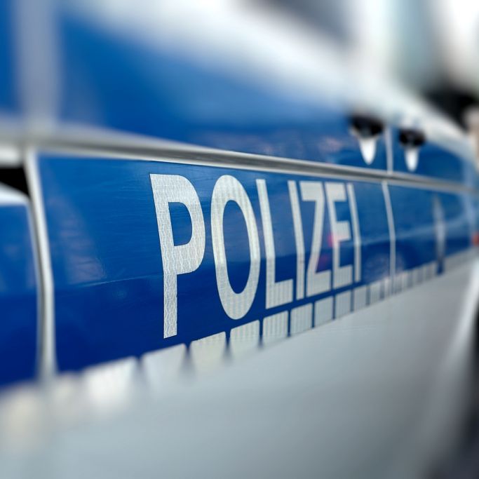 Mann (23) greift Frau (59) vor Supermarkt an - Zwei Schwerverletzte