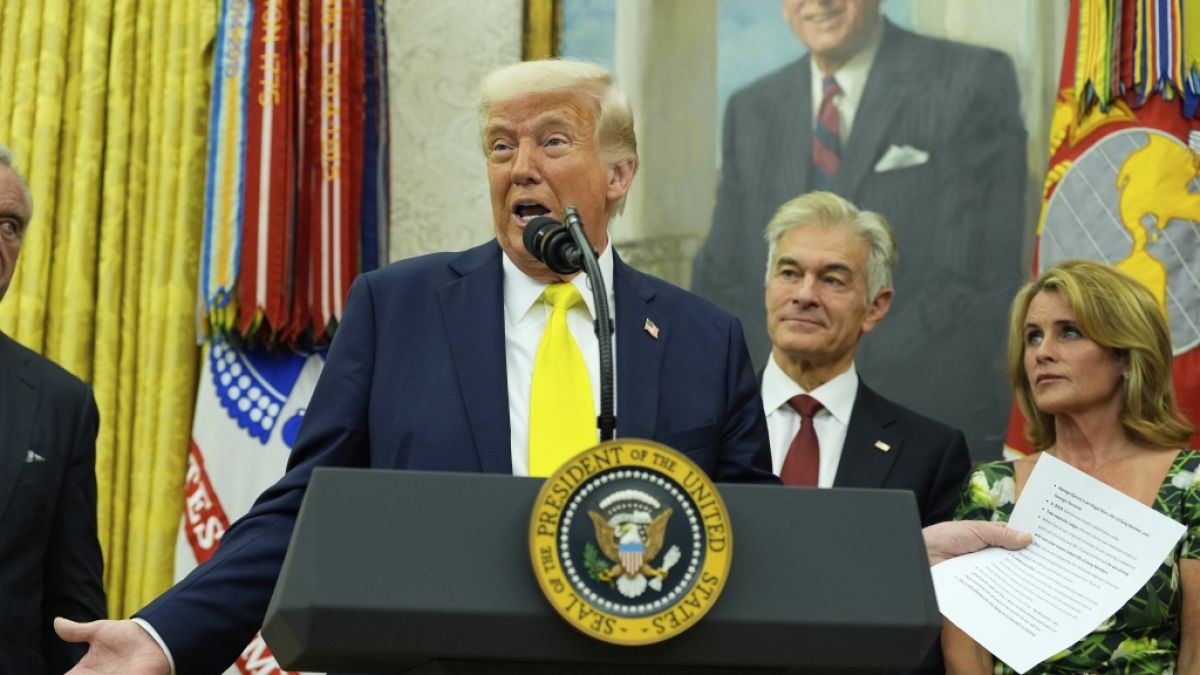 Donald Trump musste eine Pressekonferenz im Weißen Haus abbrechen, als ein junges Mädchen kollabierte. Donald Trump musste eine Pressekonferenz im Weißen Haus abbrechen, als ein junges Mädchen kollabierte. (Foto)