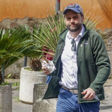 Pannen-Besuch in Rom: Chaos-Auftritt beschert dem Trump-Vize ein Desaster