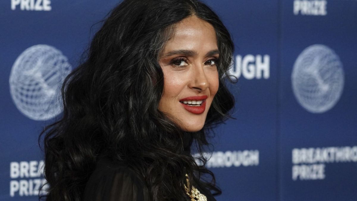 Salma Hayek begeistert die Fans im Netz mit ihrem natürlichen Bikini-Look. Salma Hayek begeistert die Fans im Netz mit ihrem natürlichen Bikini-Look. (Foto)