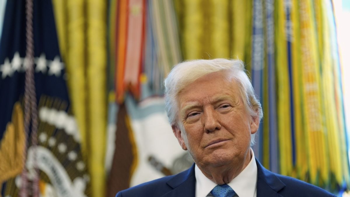 Donald Trump hängt sein Selbstporträt im Weißen Haus neben Hillary Clinton. (Foto)