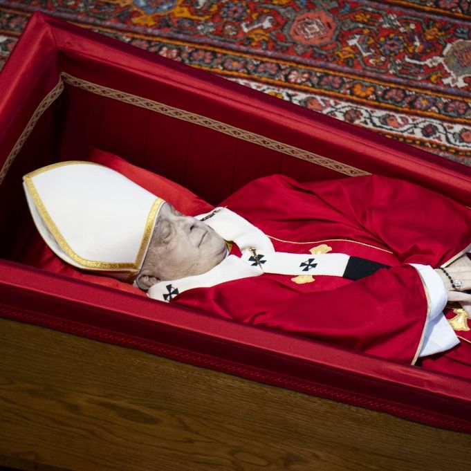 Dieses Verfahren hält den Papst-Leichnam frisch