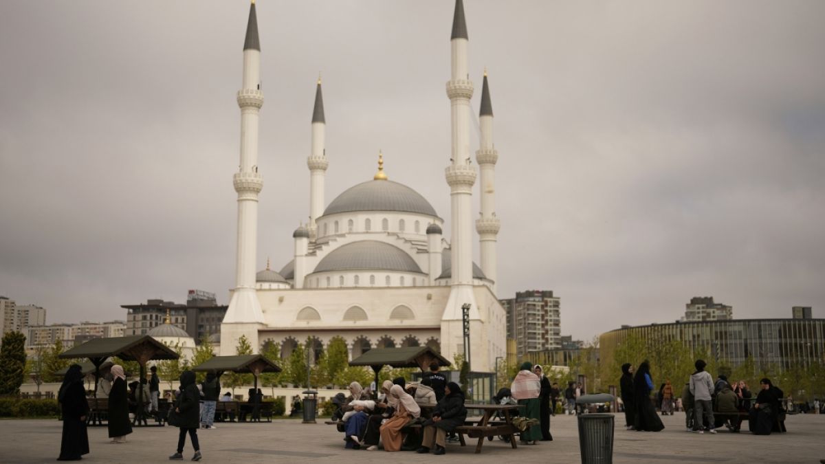 Menschen versammeln sich nach dem Erdbeben der Stärke 6,2 in Istanbul im Freien. Menschen versammeln sich nach dem Erdbeben der Stärke 6,2 in Istanbul im Freien. (Foto)