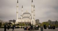 Menschen versammeln sich nach dem Erdbeben der Stärke 6,2 in Istanbul im Freien.