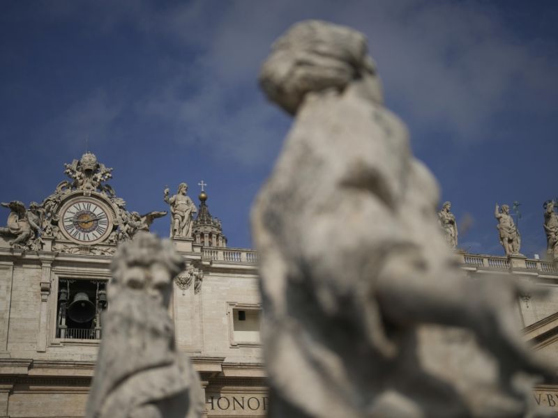 Hitze in Rom: Mann erleidet Schwächeanfall auf Petersplatz - Papst eilt zu Hilfe
