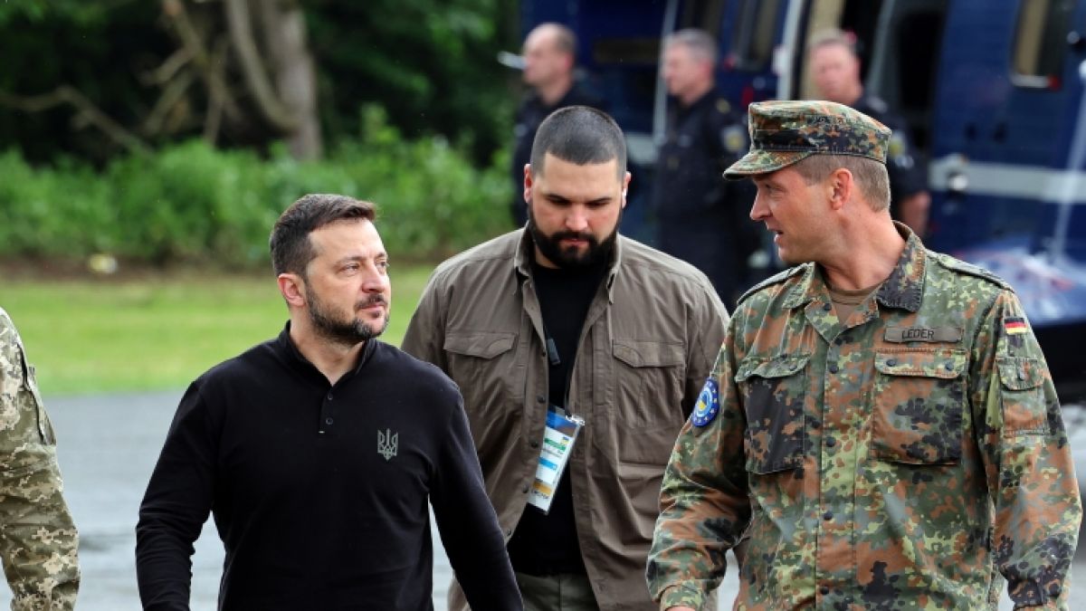 Im Ukraine-Krieg sind improvisierte Militärtechnik für Präsident Wolodymyr Selenskyj von enormer Bedeutung. Nun wurde ein seltener Panzer des Typs BMP-55 gesichtet. (Foto)