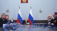 Wladimir Putin (Mitte) soll einen weiteren Top-General bei einem Bombenanschlag nahe Moskau verloren haben.