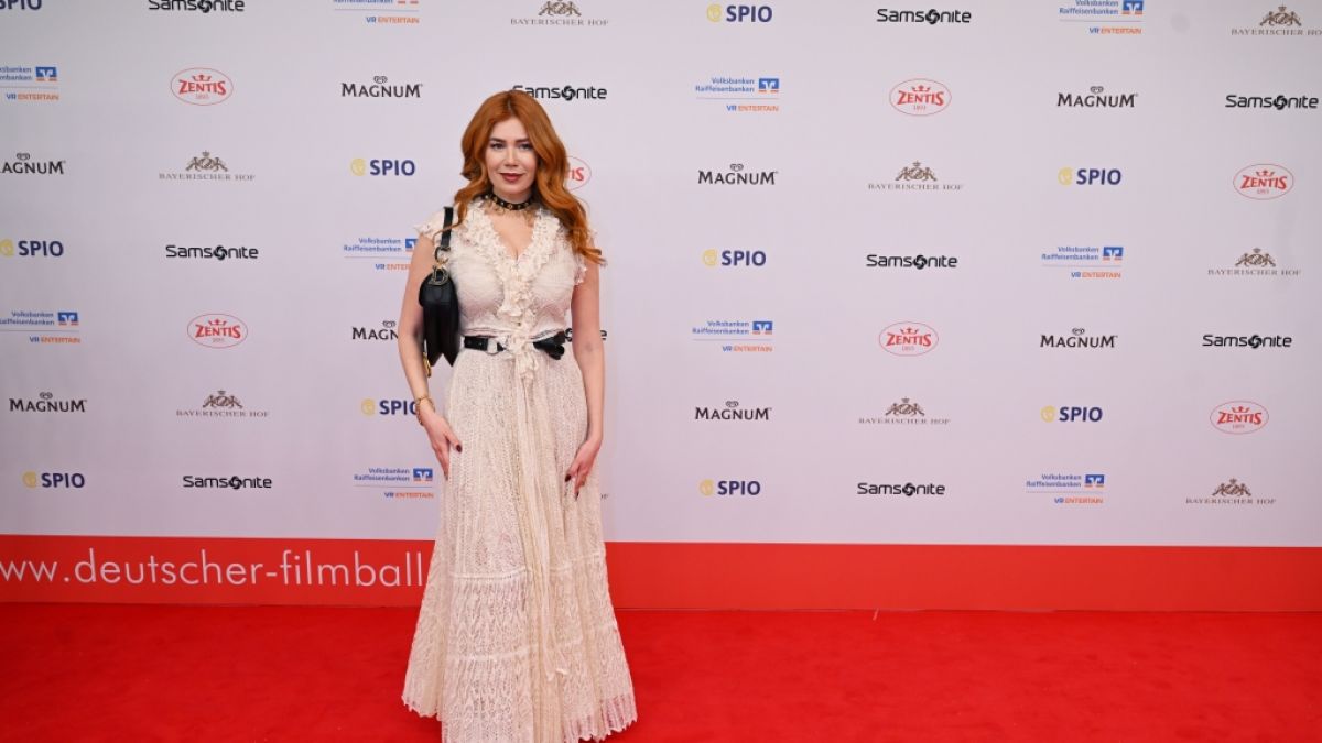 Palina Rojinski wagt im Thailand-Urlaub eine Mutprobe und isst Skorpion. (Foto)