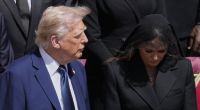Donald Trump und Ehefrau Melania erweisen dem Papst die letzte Ehre.