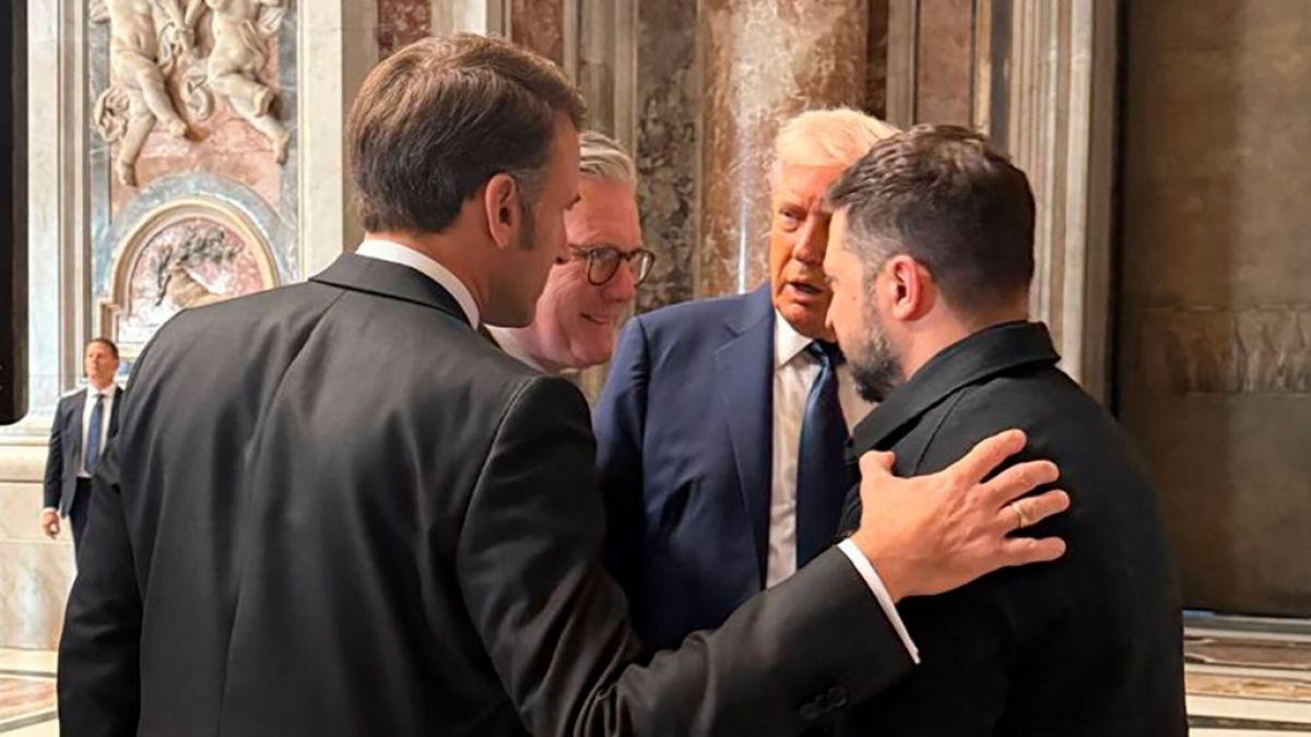 Emmanuel Macron, der britische Premierminister Keir Starmer, Donald Trump und Wolodymyr Selenskyj (v.l.) unterhalten sich am Rande der Beisetzung von Papst Franziskus im Petersdom. (Foto)