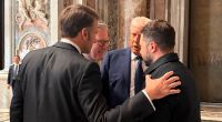 Emmanuel Macron, der britische Premierminister Keir Starmer, Donald Trump und Wolodymyr Selenskyj (v.l.) unterhalten sich am Rande der Beisetzung von Papst Franziskus im Petersdom.