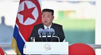 Kim Jong Un spricht bei der Stapellauf-Zeremonie für einen neuen nordkoreanischen Marinezerstörer.