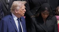 An der Seite ihres Mannes zeigte sich Melania Trump zurückhaltend in Schwarz bei der Papst-Beerdigung. Dennoch sorgte ihr Aussehen im Netz für fiese Spekulationen.