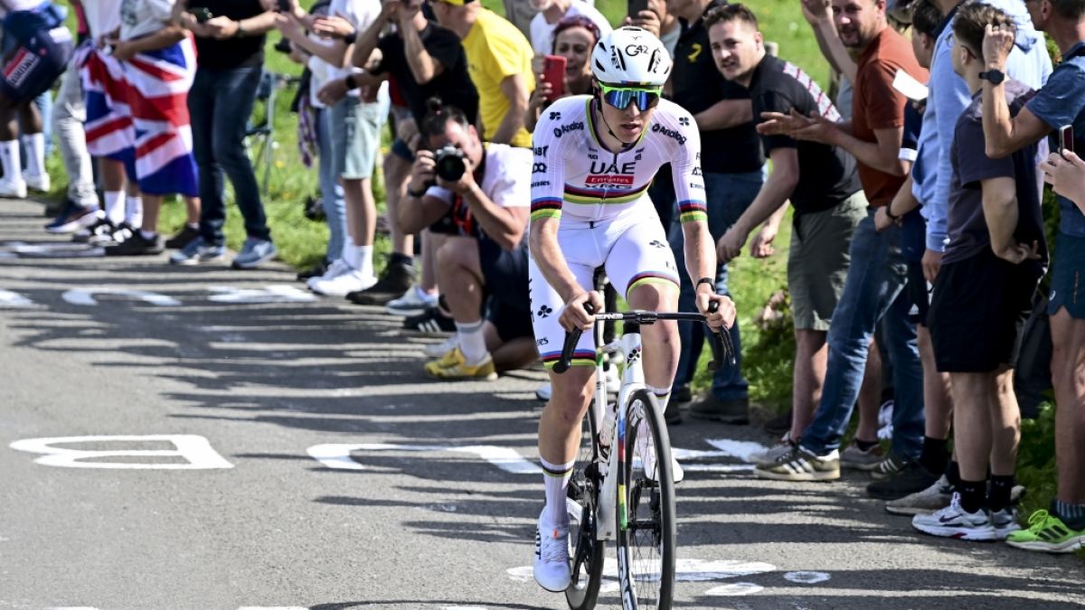 Der Slowene Tadej Pogacar vom UAE Team Emirates auf dem Weg ins Ziel. (Foto)