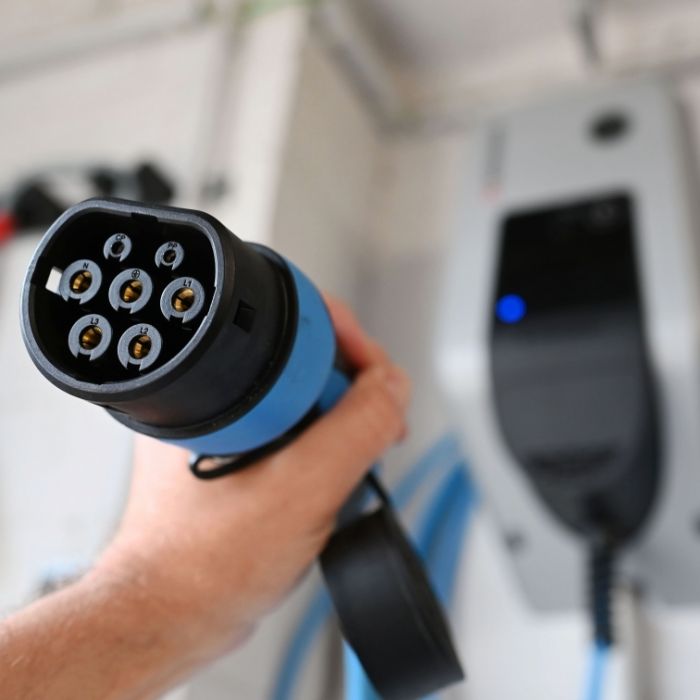 Der Ladestecker einer Wallbox mit einer Ladeleistung von 11kW, die in einer Garage angebracht ist (Symbolbild).