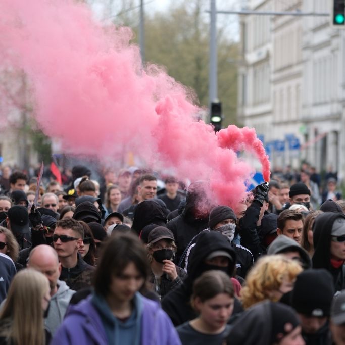 Szenen aus dem vergangenen Jahr: Teilnehmer:innen verschiedener Demonstrationen in Leipzig gehen auf die Straße und zünden Pyrotechnik.