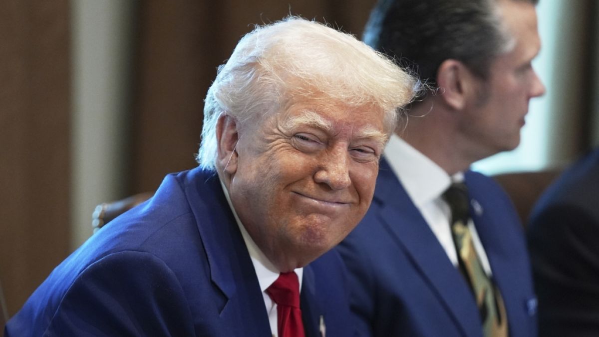 Mentalist Uri Geller hat eine ungewöhnliche Theorie zu Donald Trump. Er ist sich sicher: Trump wird bald einen Alien-Körper präsentieren. Mentalist Uri Geller hat eine ungewöhnliche Theorie zu Donald Trump. Er ist sich sicher: Trump wird bald einen Alien-Körper präsentieren. (Foto)