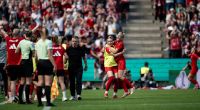 Bayern Münchens Carolin Simon jubelt zum 1:0.