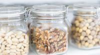 Viele der im Einzelhandel erhältlichen Nussmischungen sind weniger gesund als sie versprechen.