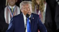 Donald Trump hat eine Fotomontage von sich als neuer Papst veröffentlicht.