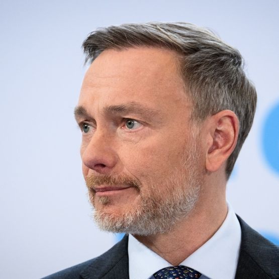 Christian Lindner überfährt versehentlich den Hund von Filmproduzent Wolf Bauer. Der kleine Terrier wird schwer verletzt und stirbt wenig später an den Folgen des Unfalls. 