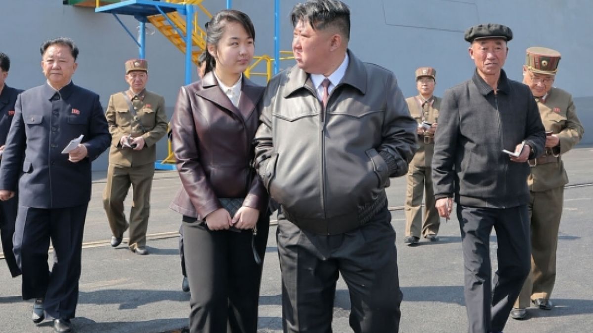 Kim Jong-un (3.v.r.) hat der Öffentlichkeit einen gigantischen Panzer präsentiert. Kim Jong-un (3.v.r.) hat der Öffentlichkeit einen gigantischen Panzer präsentiert. (Foto)