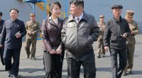 Kim Jong-un (3.v.r.) hat der Öffentlichkeit einen gigantischen Panzer präsentiert.