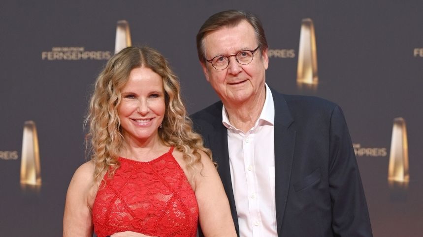 Die RTL-Fernsehmoderatorin Katja Burkard bringt ihren Mann Hans Mahr mit zur Verleihung des Deutschen Fernsehpreises 2022. (Foto)