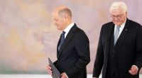 Olaf Scholz (l.) erhielt bereits seine Entlassunsurkunde von Bundespräsident Frank-Walter Steinmeier (r.). Am 5. Mai wird der SPD-Politiker beim Großen Zapfenstreich in Berlin als Kanzler verabschiedet.