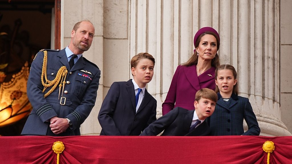 Prinzessin Charlotte bestaunt im Mai 2025 mit ihren Eltern und Geschwistern auf dem Balkon des Buckingham Palastes einen Vorbeiflug von Militärflugzeugen anlässlich des 80. Jahrestages des Weltkriegsendes. (Foto)