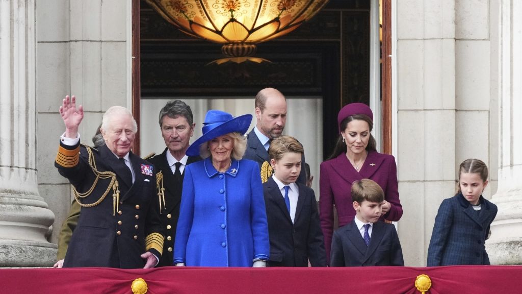 Großbritanniens König Charles III., Königin Camilla und der Prinz und die Prinzessin von Wales mit Prinz George, Prinzessin Charlotte und Prinz Louis stehen auf dem Balkon des Buckingham Palastes während der Parade zum 80. Jahrestag des Victory Days. (Foto)