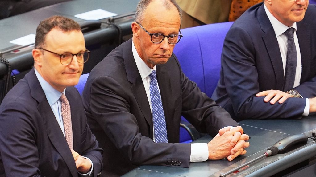 Die Enttäuschung steht Friedrich Merz ins Gesicht geschrieben: Der Unionskanzlerkandidat ist am 6. Mai 2025 bei der Kanzlerwahl im Bundestag im ersten Wahlgang durchgefallen. (Foto)
