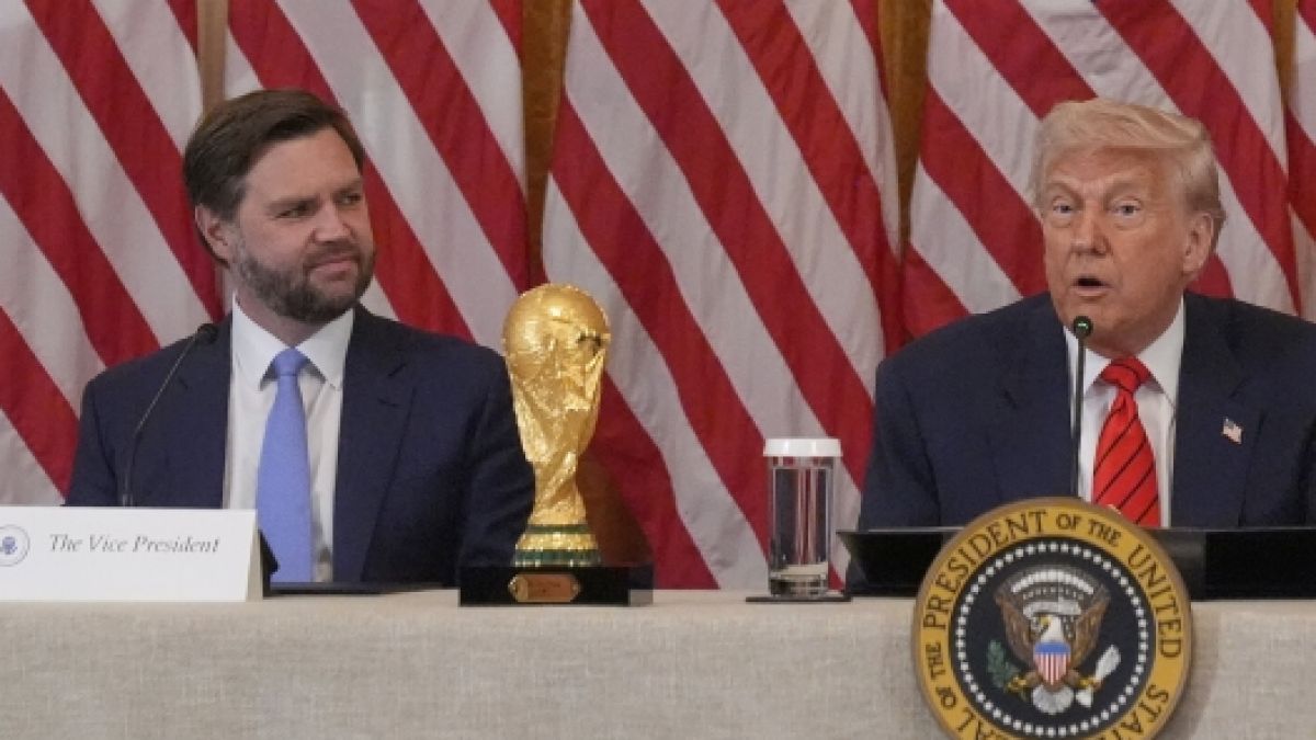J.D. Vance (links) spottete bei einer Presskonferenz neben Donald Trump über sich selbst. J.D. Vance (links) spottete bei einer Presskonferenz neben Donald Trump über sich selbst. (Foto)