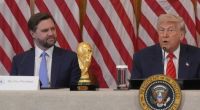 J.D. Vance (links) spottete bei einer Presskonferenz neben Donald Trump über sich selbst.