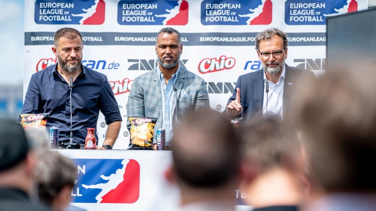 Zeljko Karajica (l-r), Manager, Patrick Esume, American-Football-Trainer und Alexander Rösner, Sportchef von ran auf einer Pressekonferenz zur European League of Football. (Symbolbild) Zeljko Karajica (l-r), Manager, Patrick Esume, American-Football-Trainer und Alexander Rösner, Sportchef von ran auf einer Pressekonferenz zur European League of Football. (Symbolbild) (Foto)