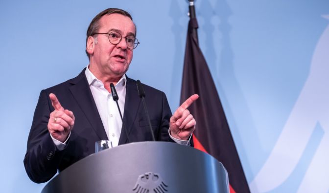 Bundesverteidigungsminister Boris Pistorius (SPD) nimmt an einer Pressekonferenz im Verteidigungsministerium teil.