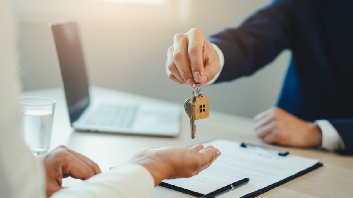 Verkauft und übergeben: Der letzte Schritt im Verkaufsprozess mit City Immobilienmakler Hannover. Verkauft und übergeben: Der letzte Schritt im Verkaufsprozess mit City Immobilienmakler Hannover. (Foto)