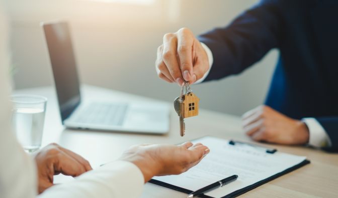 Verkauft und übergeben: Der letzte Schritt im Verkaufsprozess mit City Immobilienmakler Hannover.