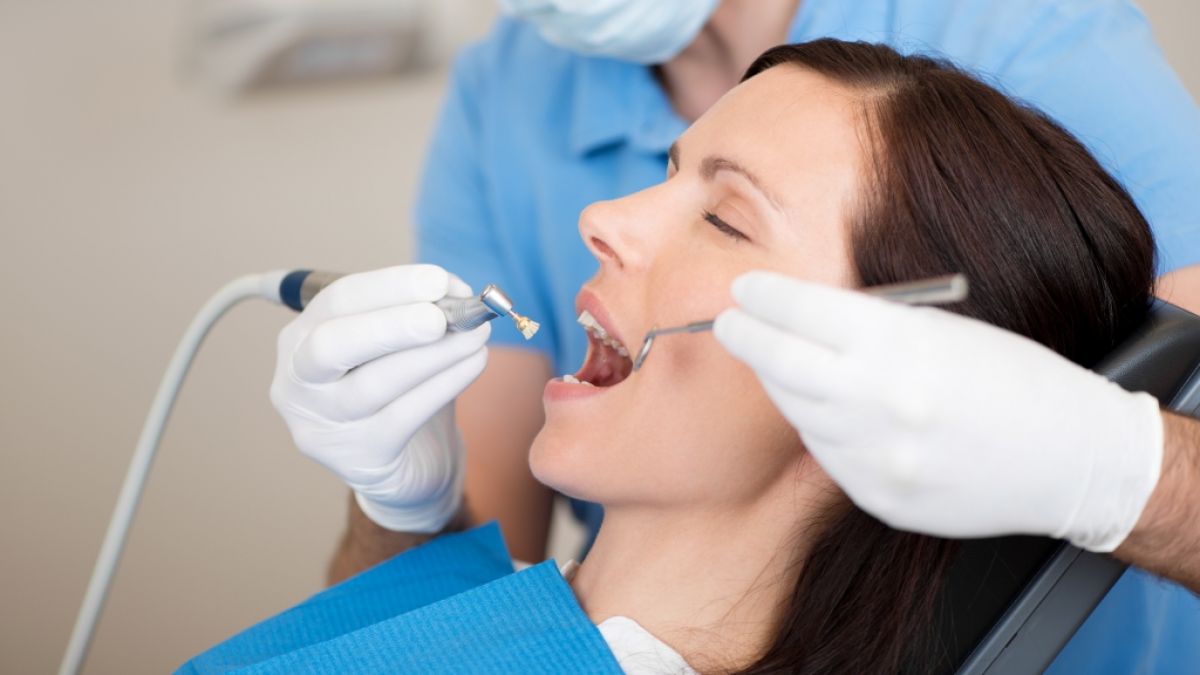 Zahnärztin bei der Behandlung einer Patientin (Symbolfoto) Zahnärztin bei der Behandlung einer Patientin (Symbolfoto) (Foto)