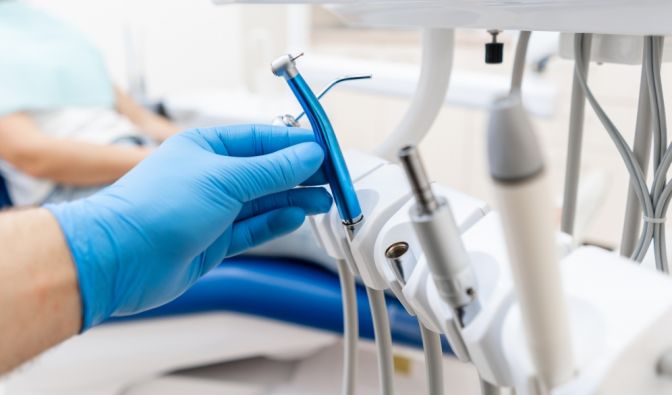 Zahngesundheit im Fokus: Individuelle Behandlungsansätze für ein strahlendes Lächeln in der Zahnarztpraxis Leipzig (Symbolbild).