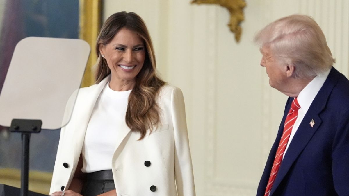 Donald pirscht sich an: Da kann sich Melania Trump ein Lächeln nicht verkneifen. (Foto)
