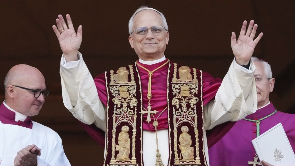 Papst Leo XIV., der US-Amerikaner Robert Prevost, winkt nach dem Konklave auf dem Balkon des Petersdoms im Vatikan. Papst Leo XIV., der US-Amerikaner Robert Prevost, winkt nach dem Konklave auf dem Balkon des Petersdoms im Vatikan. (Foto)