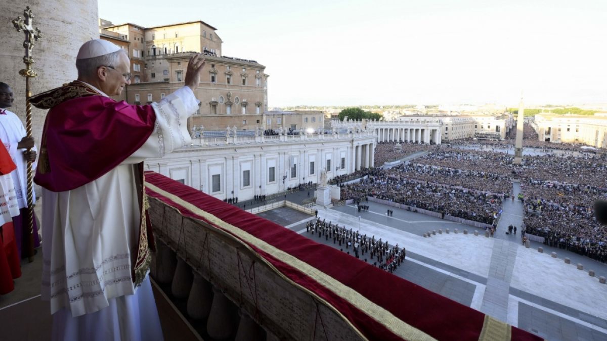 Papst Leo XIV., der US-Amerikaner Robert Prevost, winkt vom Balkon des Petersdoms im Vatikan. Papst Leo XIV., der US-Amerikaner Robert Prevost, winkt vom Balkon des Petersdoms im Vatikan. (Foto)