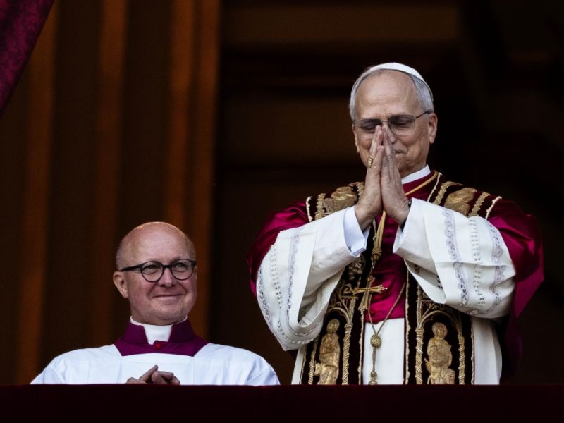 Dieses Jahr aus Südtirol: Weihnachtszeit im Vatikan: Christbaum auf dem Petersplatz leuchtet