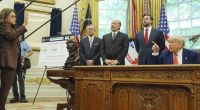 Eine Körpersprache-Expertin hat Donald Trumps (rechts) Verhalten genau analysiert.