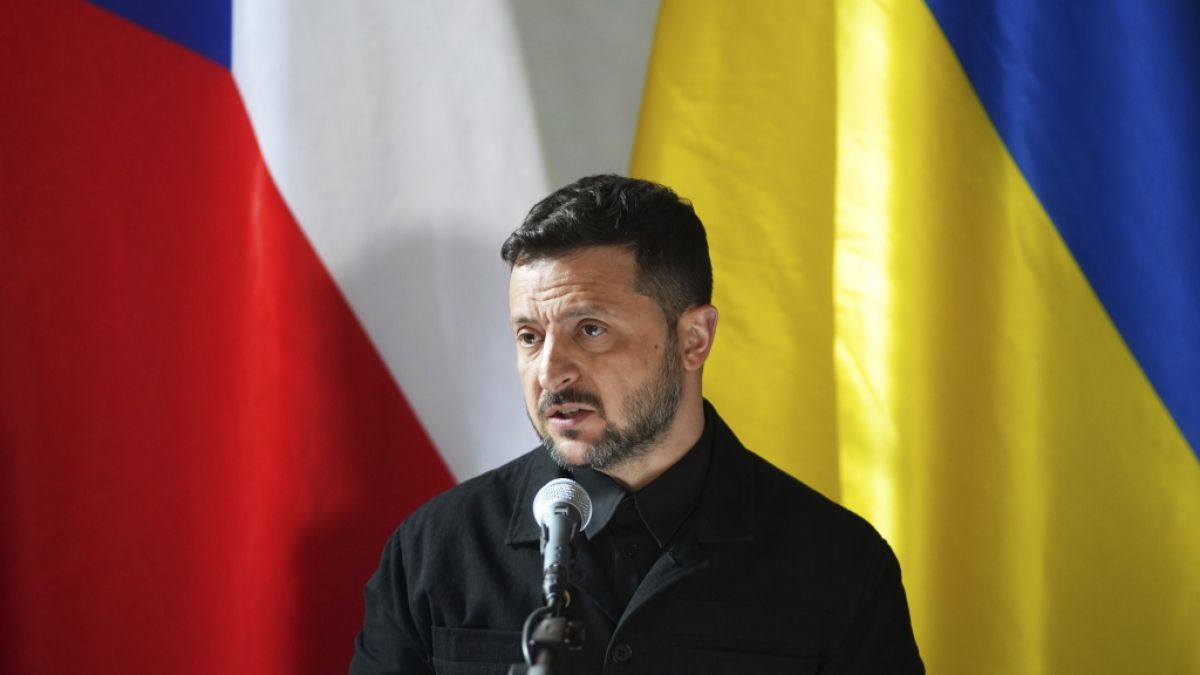 Wolodymyr Selenskyi kritisiert in einem Video Wladimir Putins Parade als "Parade der Angst" und droht mit Angriffen. Wolodymyr Selenskyi kritisiert in einem Video Wladimir Putins Parade als "Parade der Angst" und droht mit Angriffen. (Foto)